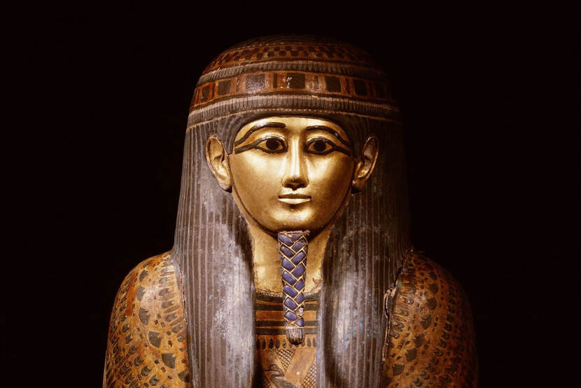 Afbeelding van de Cartonnage van Panehsy uit het Rijksmuseum voor Oudheden.De mummiehuls van de priester Panehsy is een erg mooi exemplaar. Hij is versierd met gevleugelde godenfiguren en hiërogliefen. Deze beschilderingen hebben een algemeen beschermende betekenis. Op de achterkant van de huls staat een djed-pijler, het Egyptische symbool voor duurzaamheid en eeuwig voortbestaan. Deze nauwsluitende mummiehuls is gemaakt van lagen linnen met stuc (cartonnage). Het materiaal van zo’n huls bestond uit in Arabische gom gedrenkt linnen. Die werd daarna gestuct, om de mummie heengetrokken en op de rug dichtgesnoerd met veters. De huls werd beschilderd in allerlei kleuren, en vaak met bladgoud versierd.