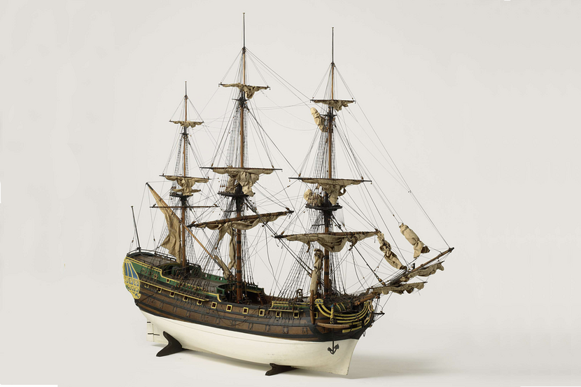 Afbeelding van een Model van de Oost-Indiëvaarder Merkurius uit 1747 uit de collectie van het Rijksmuseum Amsterdam. Dit scheepsmodel stond als pronkstuk in het Oost-Indisch Huis in Middelburg. In 1849 werd het in zeer verwaarloosde staat aan het ministerie van Marine overgedragen, dat het liet restaureren. Het model toont een typisch Zeeuwse Oost-Indiëvaarder uit het begin van de 18de eeuw. Hoewel het model een naam en bouwjaar draagt, is er bij de VOC geen Merkurius uit 1747 bekend.