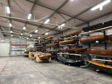 Fot depot Scheepvaartmuseum met een stellingkasten met allemaal boten