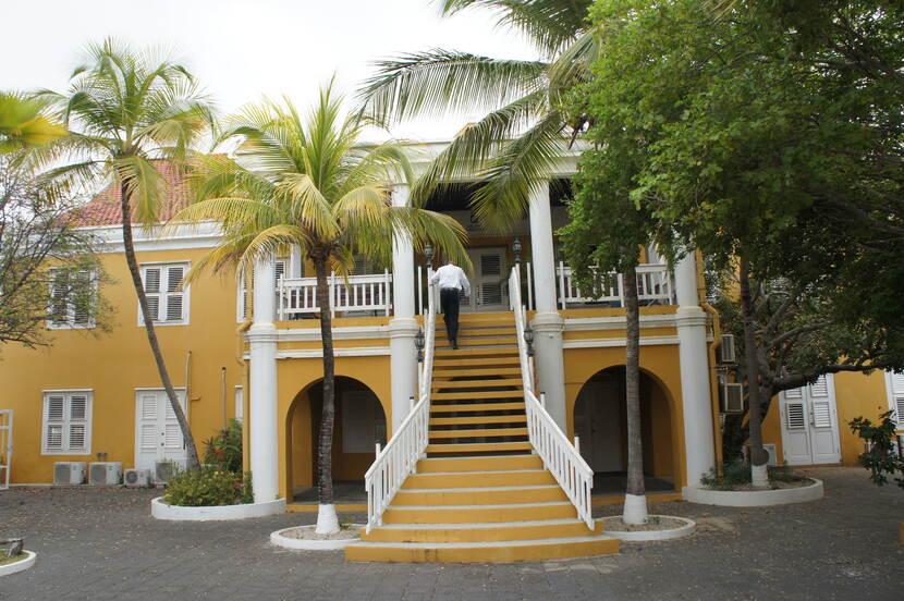 Afbeelding van een gebouw op Bonaire met bomen