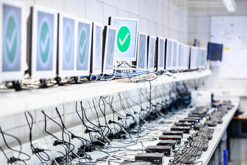 Foto Serie computers op een rij Beeld: Erik Jansen 