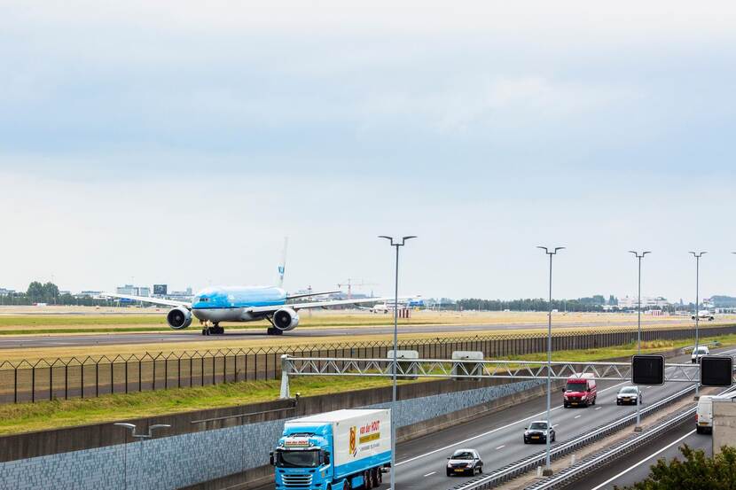 Foto van vliegveld Schiphol gezien vanaf de A5 en de spottersplek Polderbaan