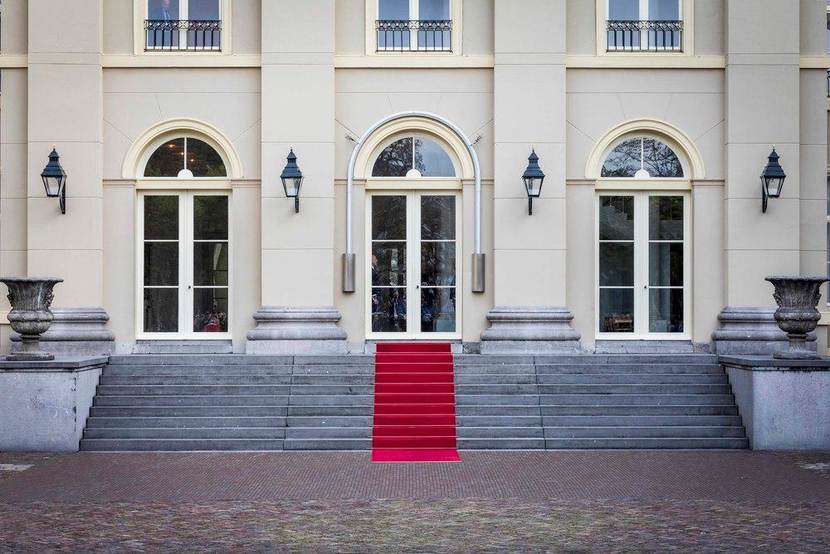 Afbeelding van een leeg bordes op het paleis Noordeinde in Den Haag
