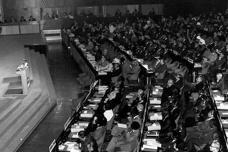 Foto van de algemene vergadering van UNESCO in 1970 tijdens het aannemen van de UNESCO-conventie inzake illegale handel in culturele goederen