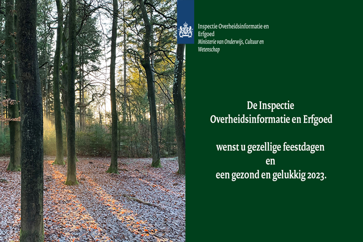 Sfeerafbeelding in bos met bomen met laag strijklicht van de winterzon en vorst uitslag op de gevallen herfstbladeren. Foto is genomen den Treek Henschoten, december 2021. Inspectie Overheidsinformatie en Erfgoed wenst u gezellige feestdagen en een gezond en gelukkig 2023.